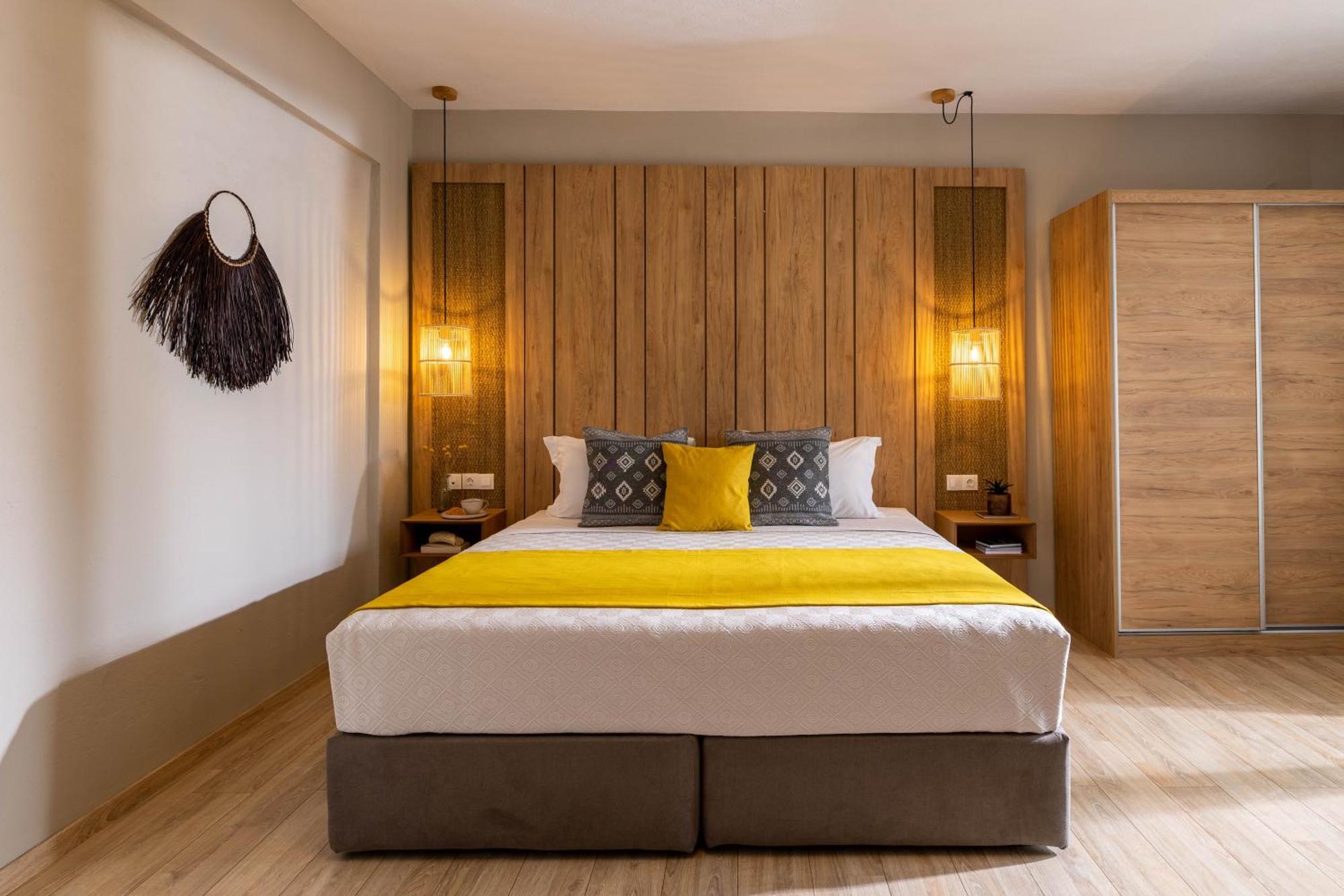 Hotel Thalassa, Philian And