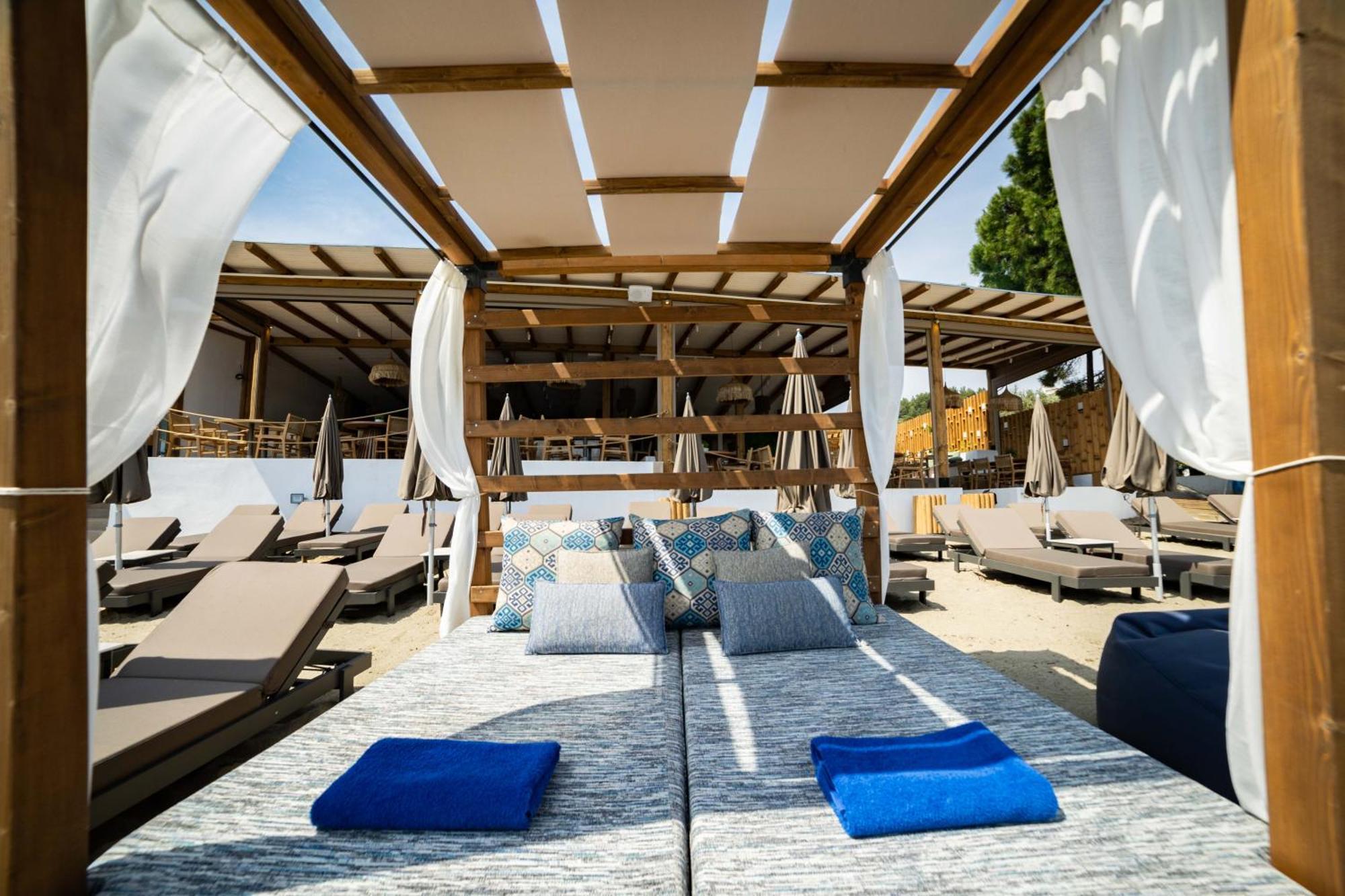 Thalassa, Philian And Hotel