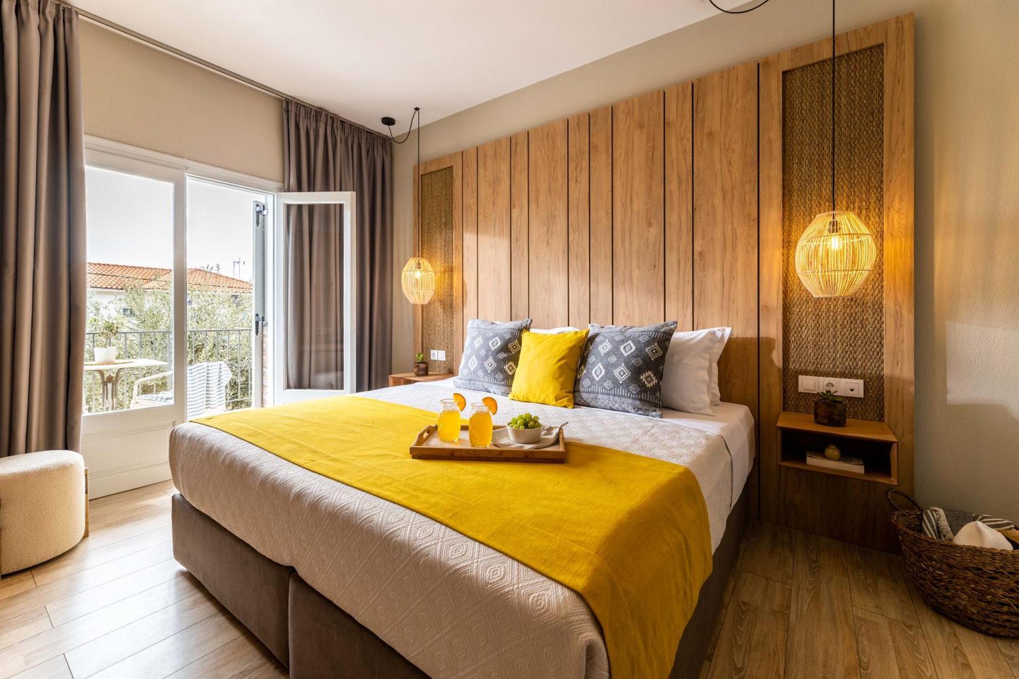 Hotel Thalassa, Philian And